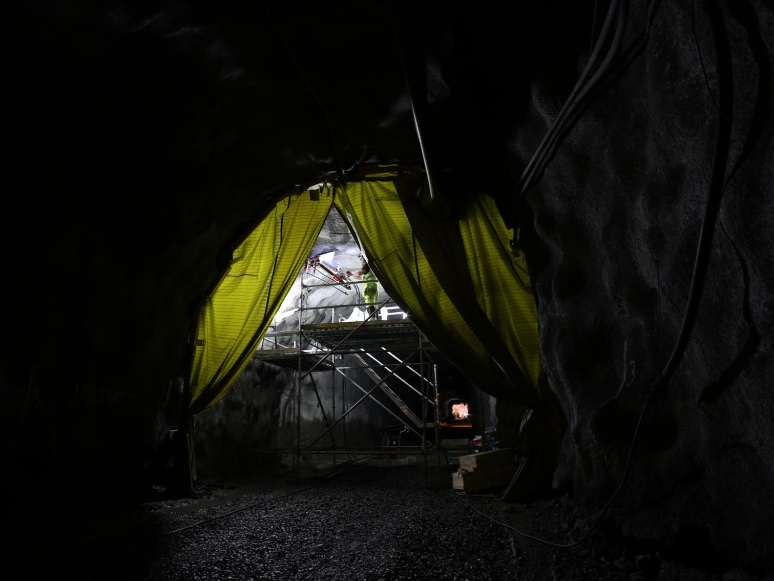 Dark tunnel, Stress measurements from tunnel surface
