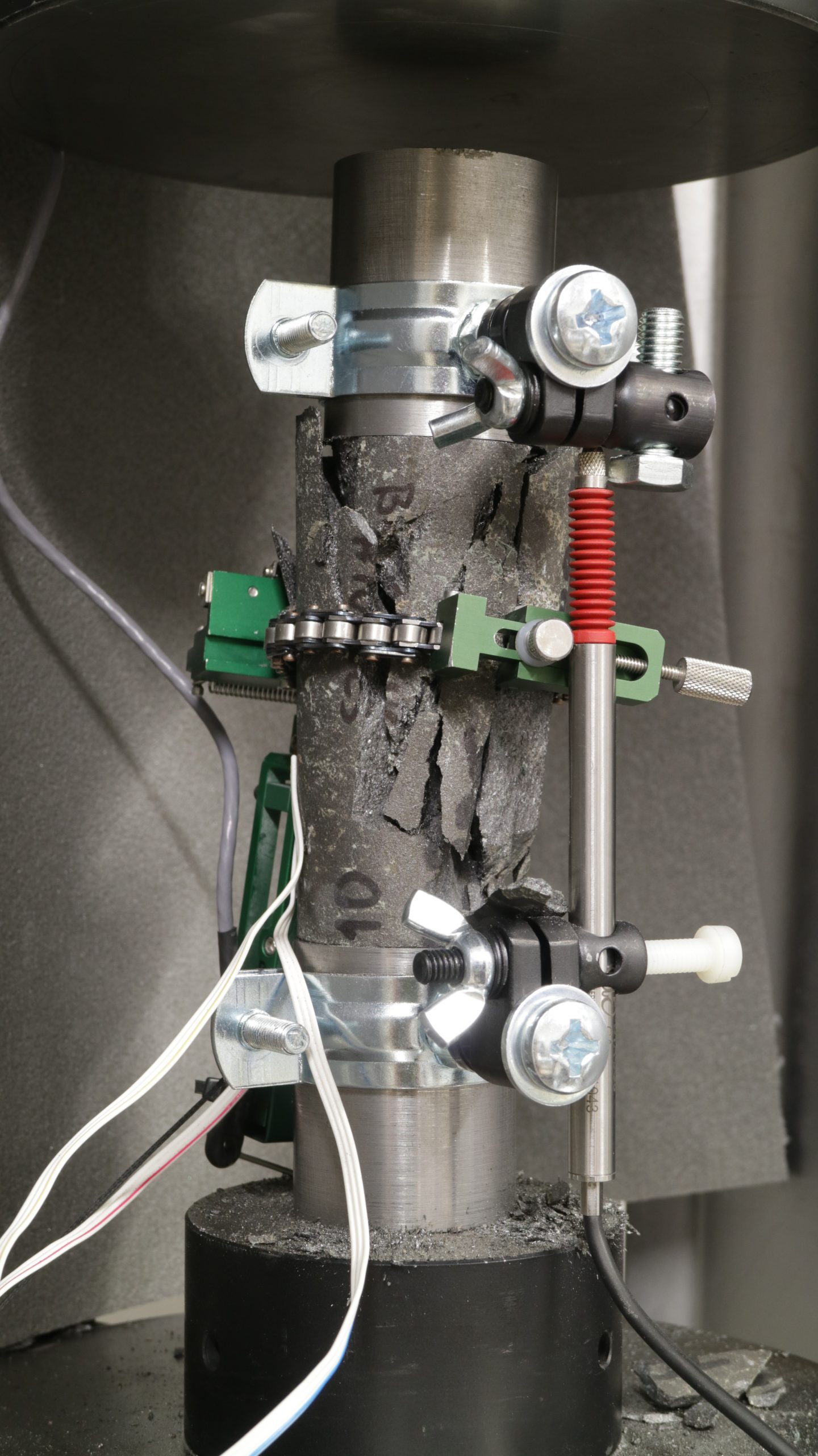 Strain-controlled testing in rock sample