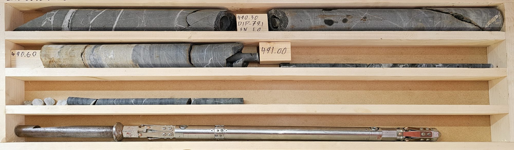 DDP36 probe on a wooden box with rock samples